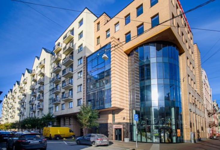Многоквартирный жилой дом со встроенно-пристроенными помещениями коммерческого назначения и полуподземным гаражом